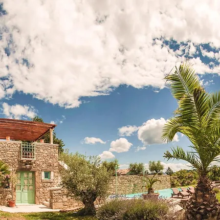 Antonci Sleeps 12 With Pool Air Con And Wifi